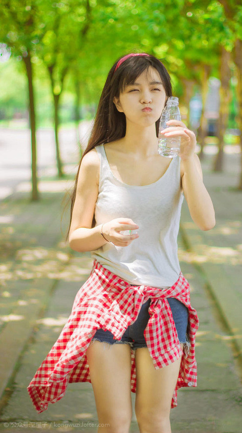 游泳队人数虽少,但质量不减,游泳队员组成一个方阵进行表演,已知方阵最外层有28人